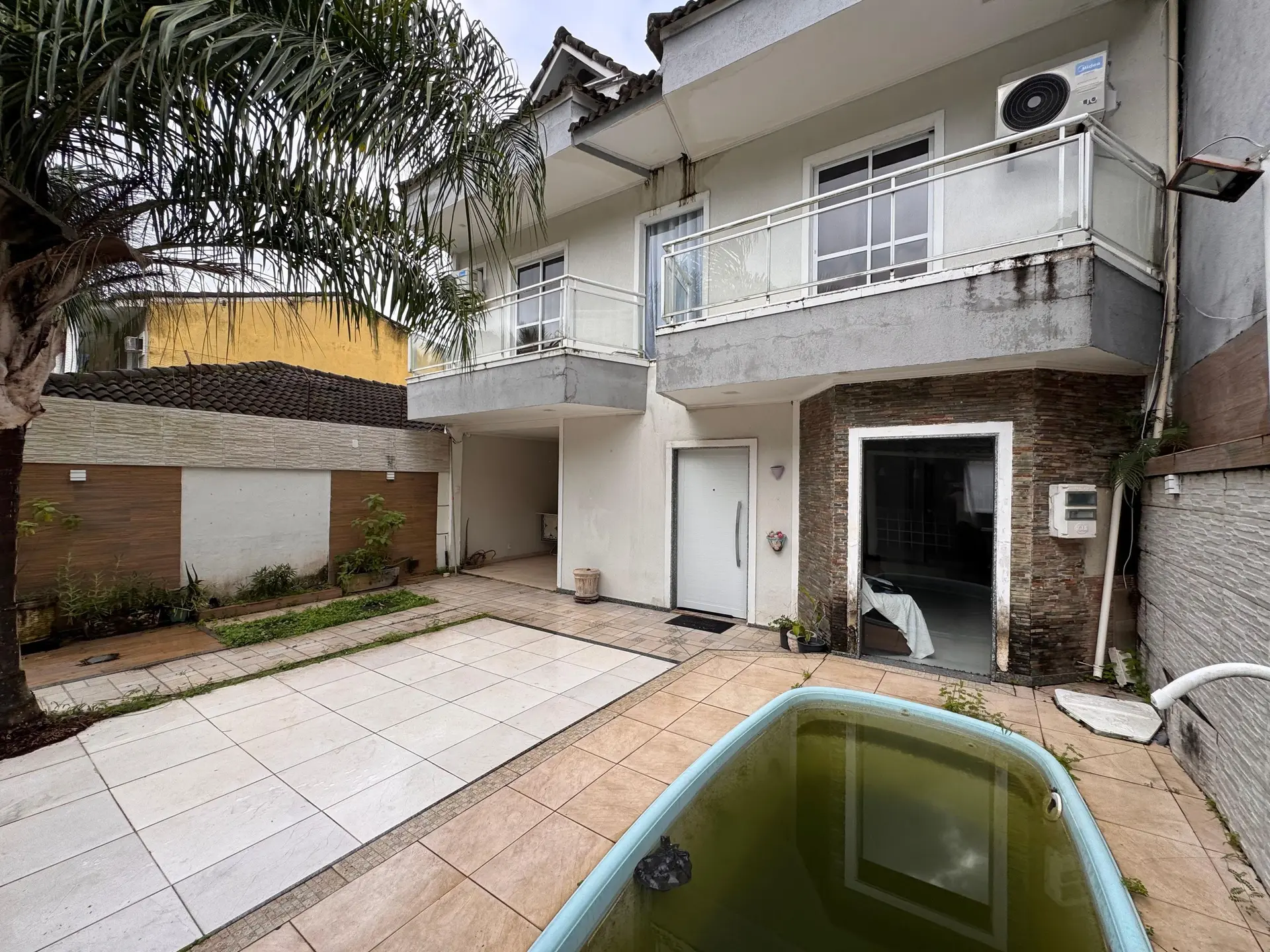 Furnished condo house with 3 bedrooms and laundry setup — photo 24