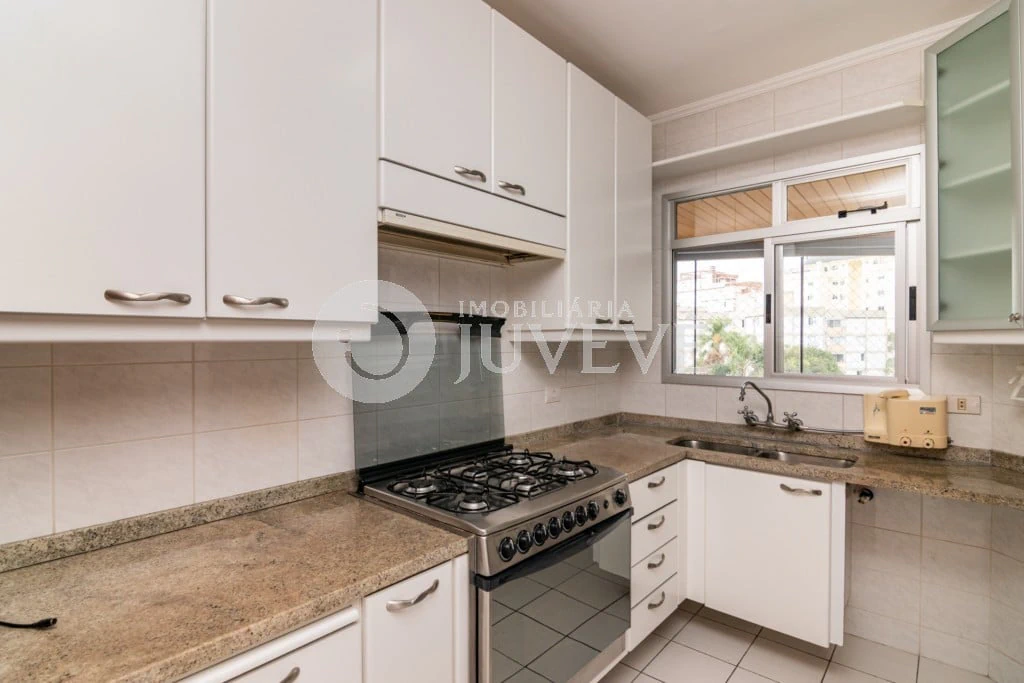 130 m² apartment with a walk-in closet and a bathtub — photo 2