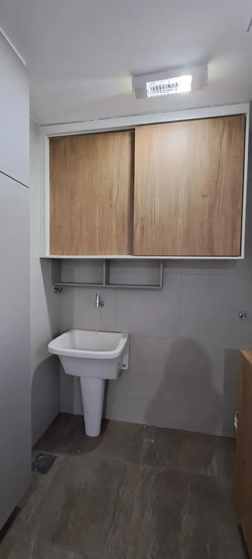 Wood or laminate floors in a 2-bedroom apartment, 88 m² — photo 6