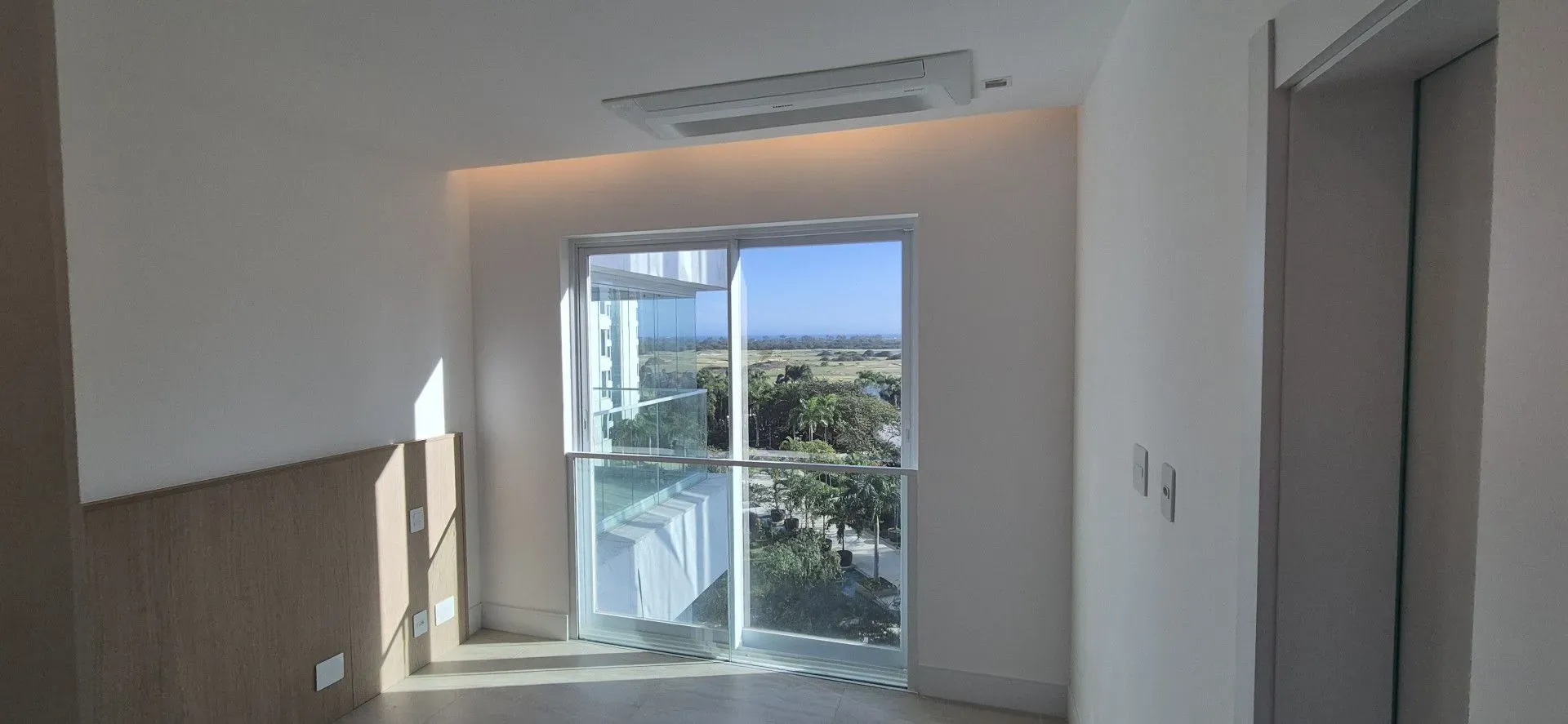 Unfurnished 4-bedroom apartment with closed kitchen — photo 2