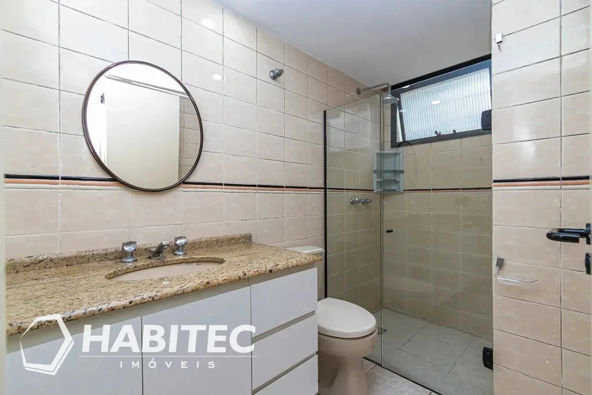 3-bedroom apartment with wood or laminate floors — photo 25