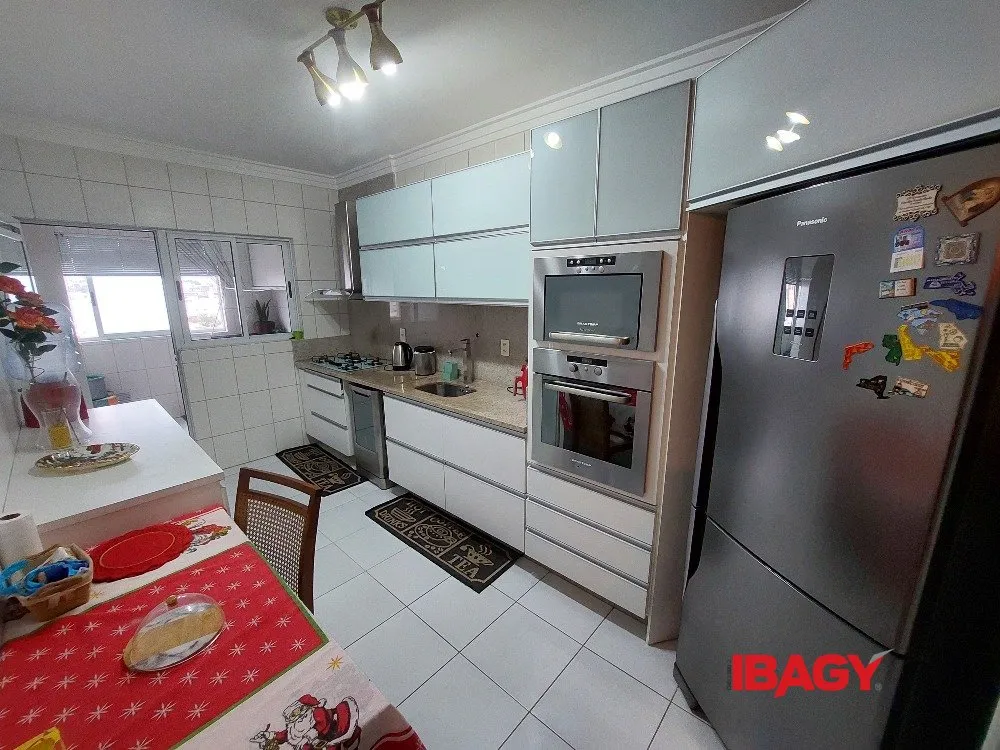 Apartamento amueblado de 4 dormitorios con balcón cerrado y 159 m² — photo 2