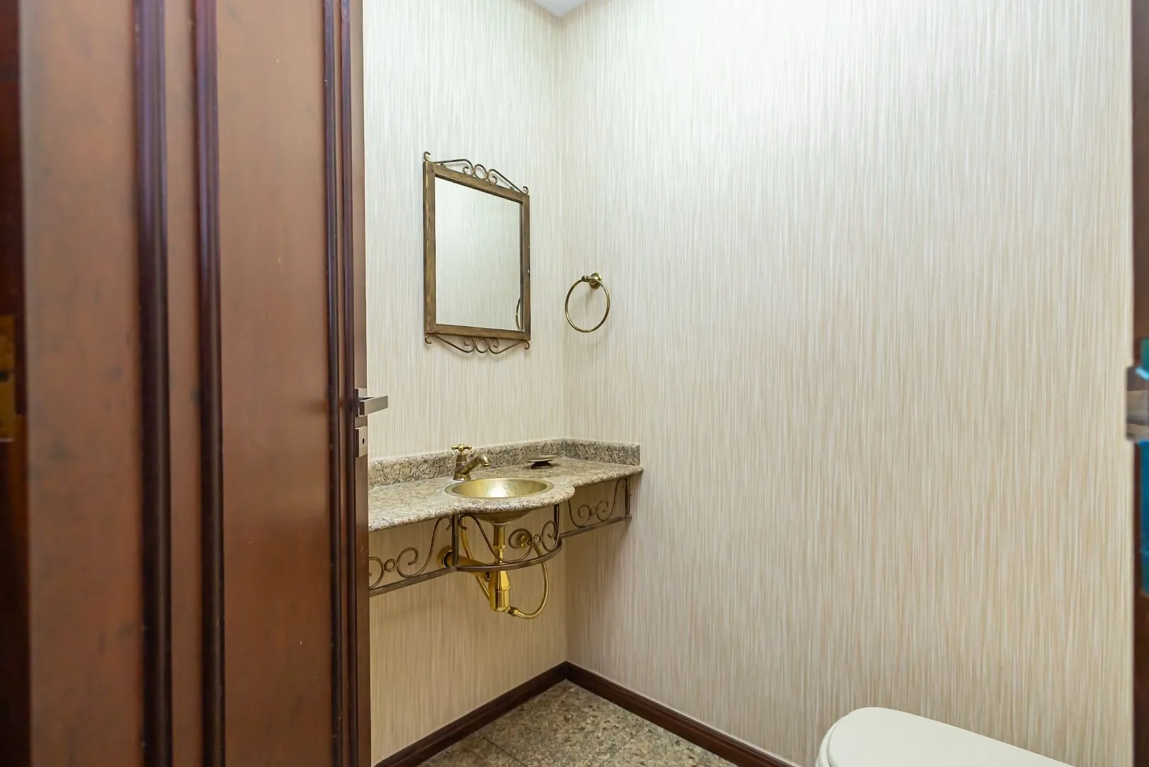 Rental house with 4 bedrooms and 5 bathrooms across 550 m² — photo 19