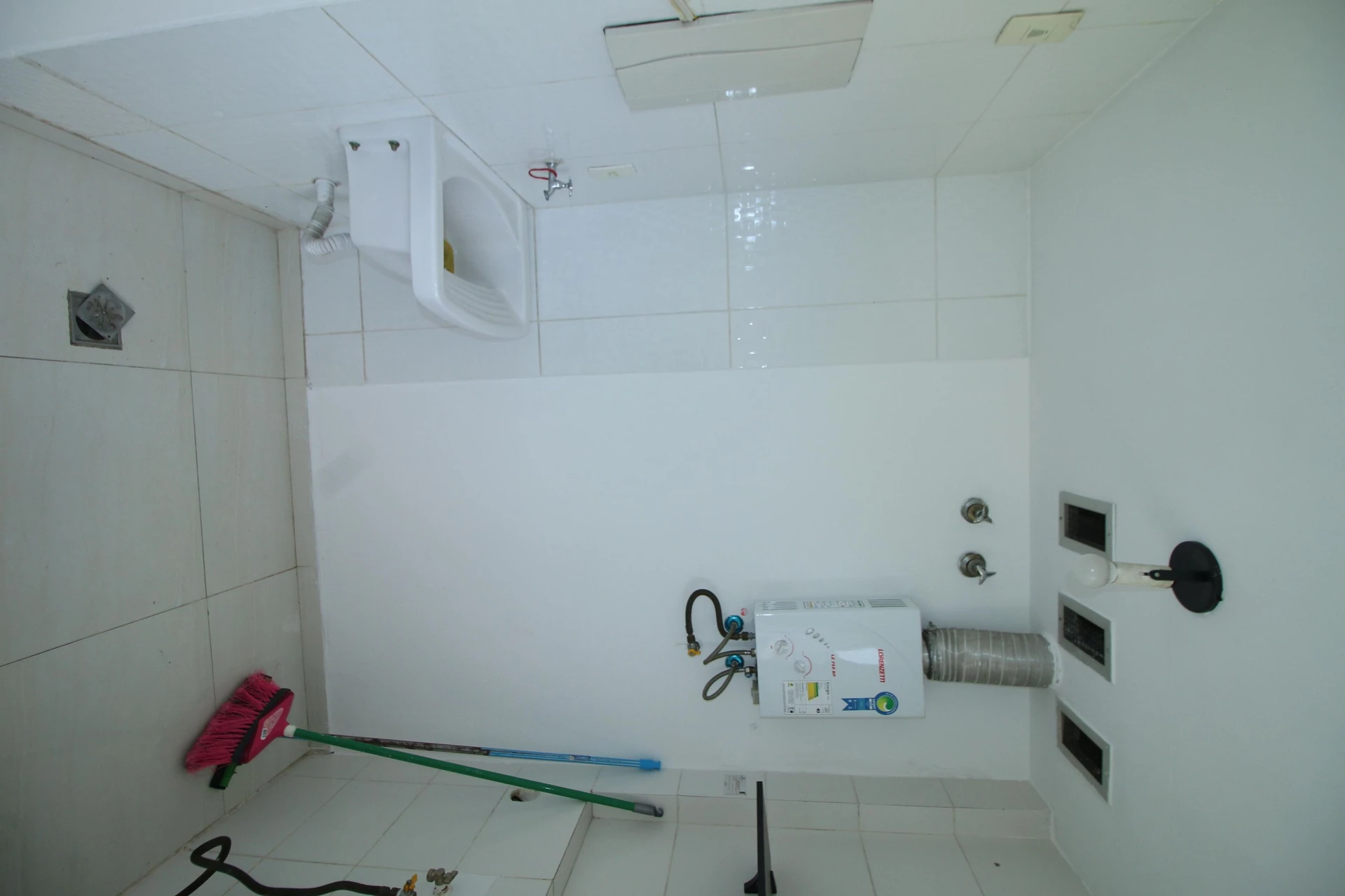 2-bedroom apartment with 1 bathroom and condo pool — photo 37