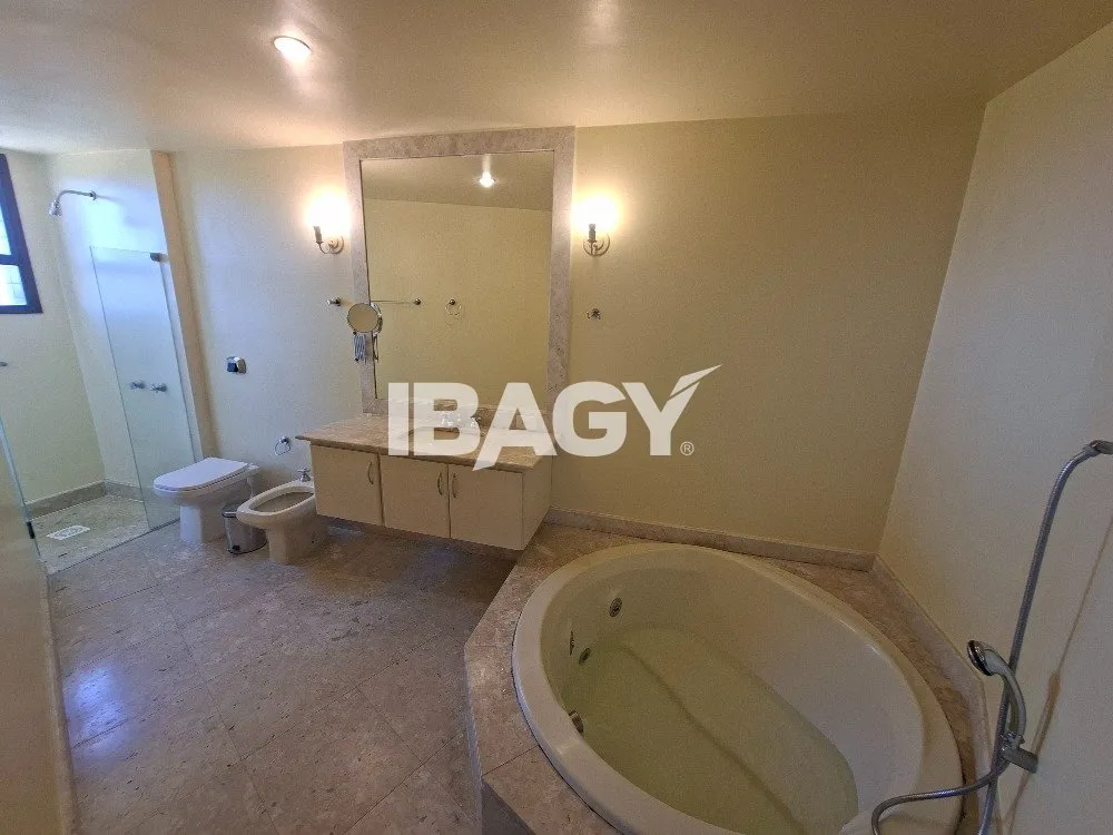 302 m² apartment with a water view and a bathtub — photo 7