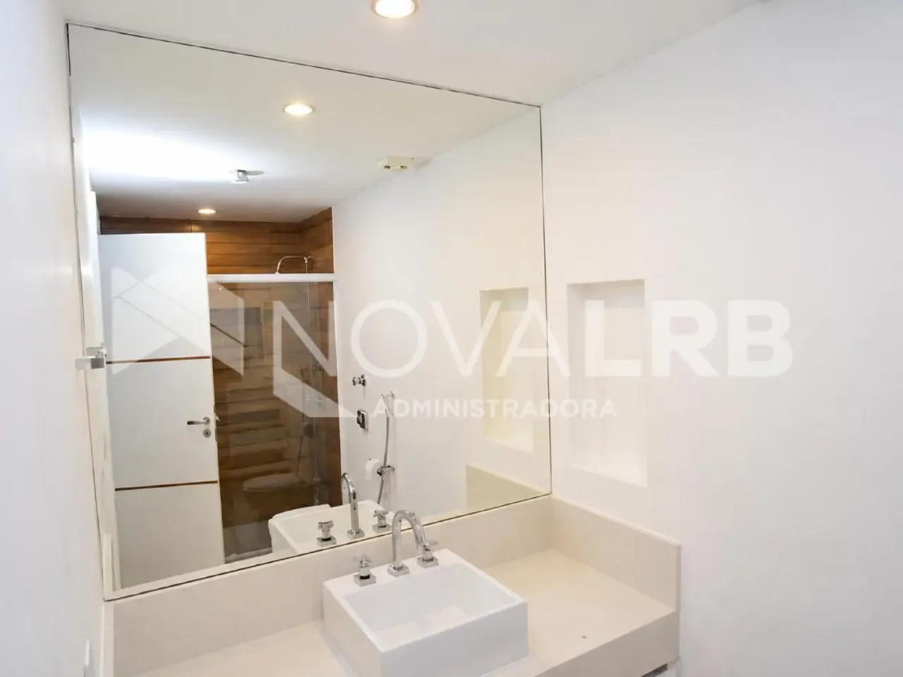 4-bedroom apartment with enclosed glass balcony — photo 49