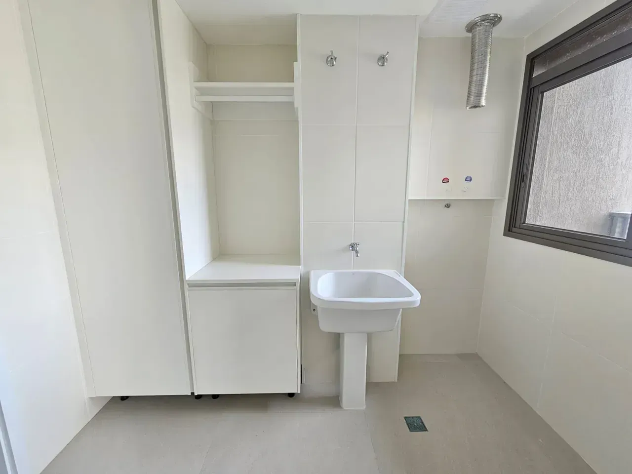 Apartment with open-plan kitchen and 4 bedrooms — photo 23