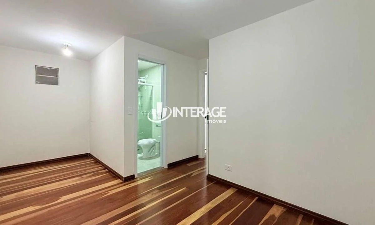 Wood or laminate floors in a 4-bedroom house, 200 m² — photo 41