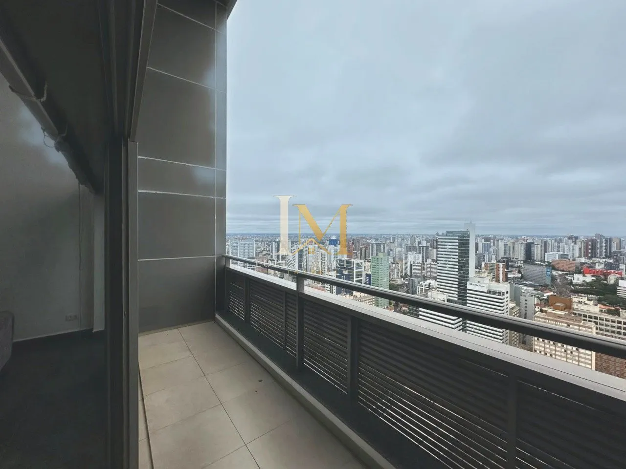 One-bedroom apartment in a building with a gym — photo 33