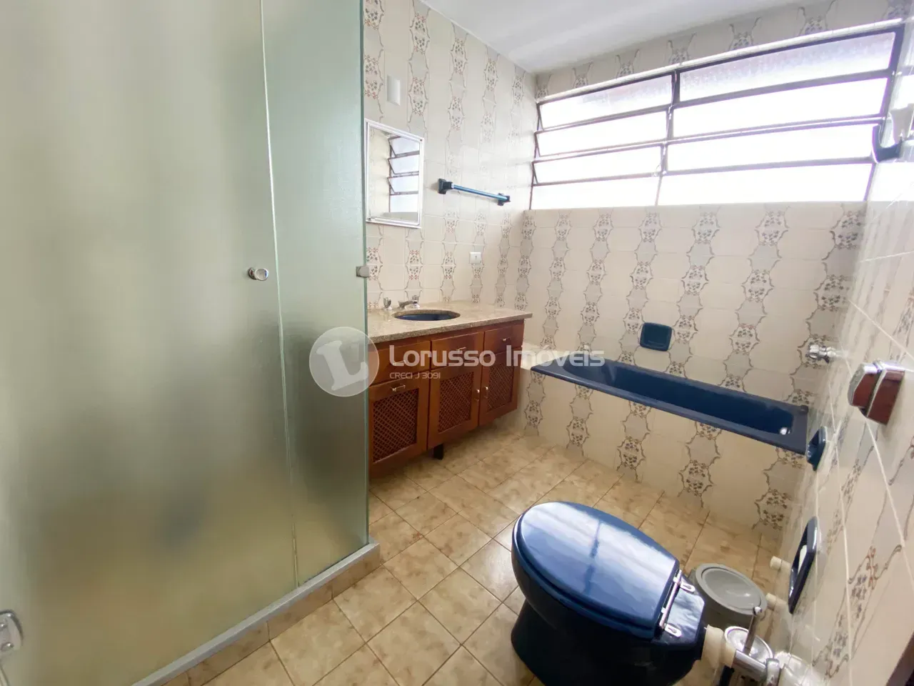 Bathtub in a 3-bedroom house, 190 m² — photo 20