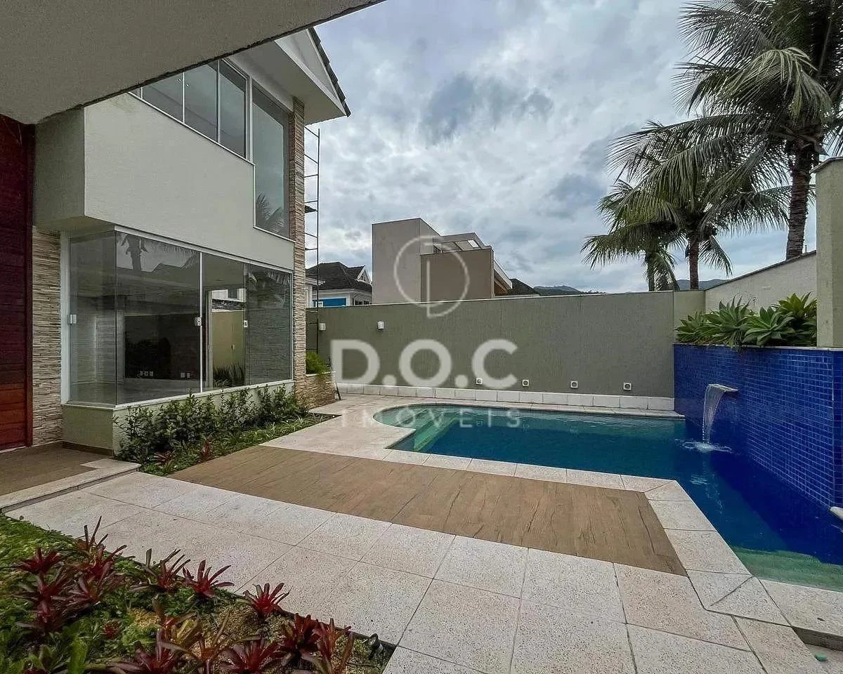 Floor-to-ceiling windows in a 5-bedroom house, 300 m² — photo 35
