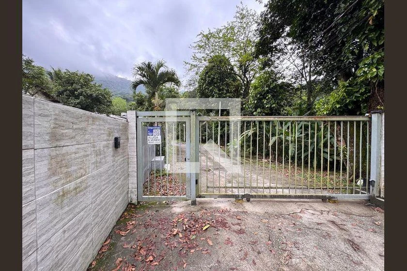 Balcony with a grill in a 2-bedroom house, 165 m² — photo 43