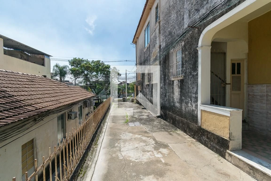 Balcony with a grill in a 3-bedroom apartment, 80 m² — photo 23