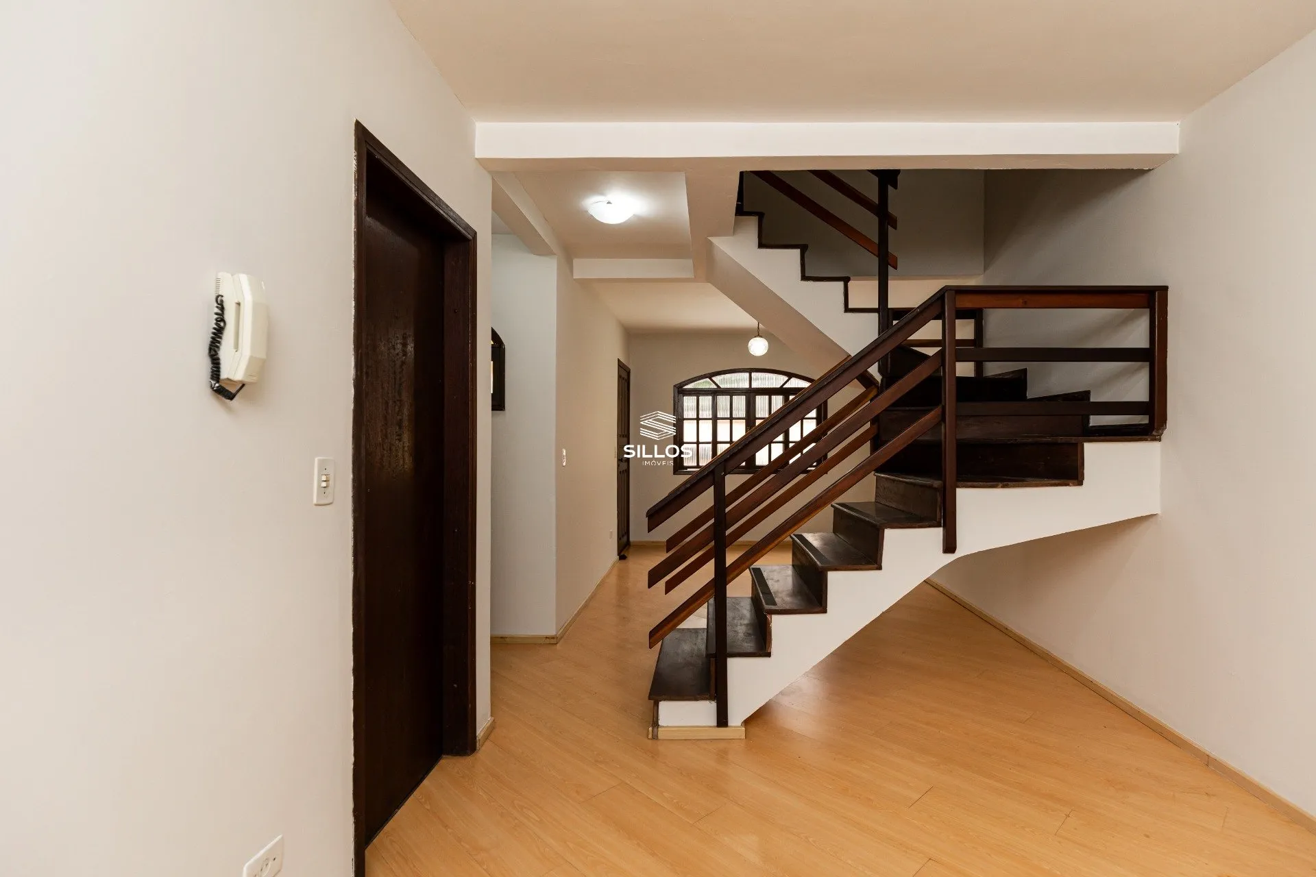 Casa de 3 quartos com piso de madeira ou laminado — photo 18
