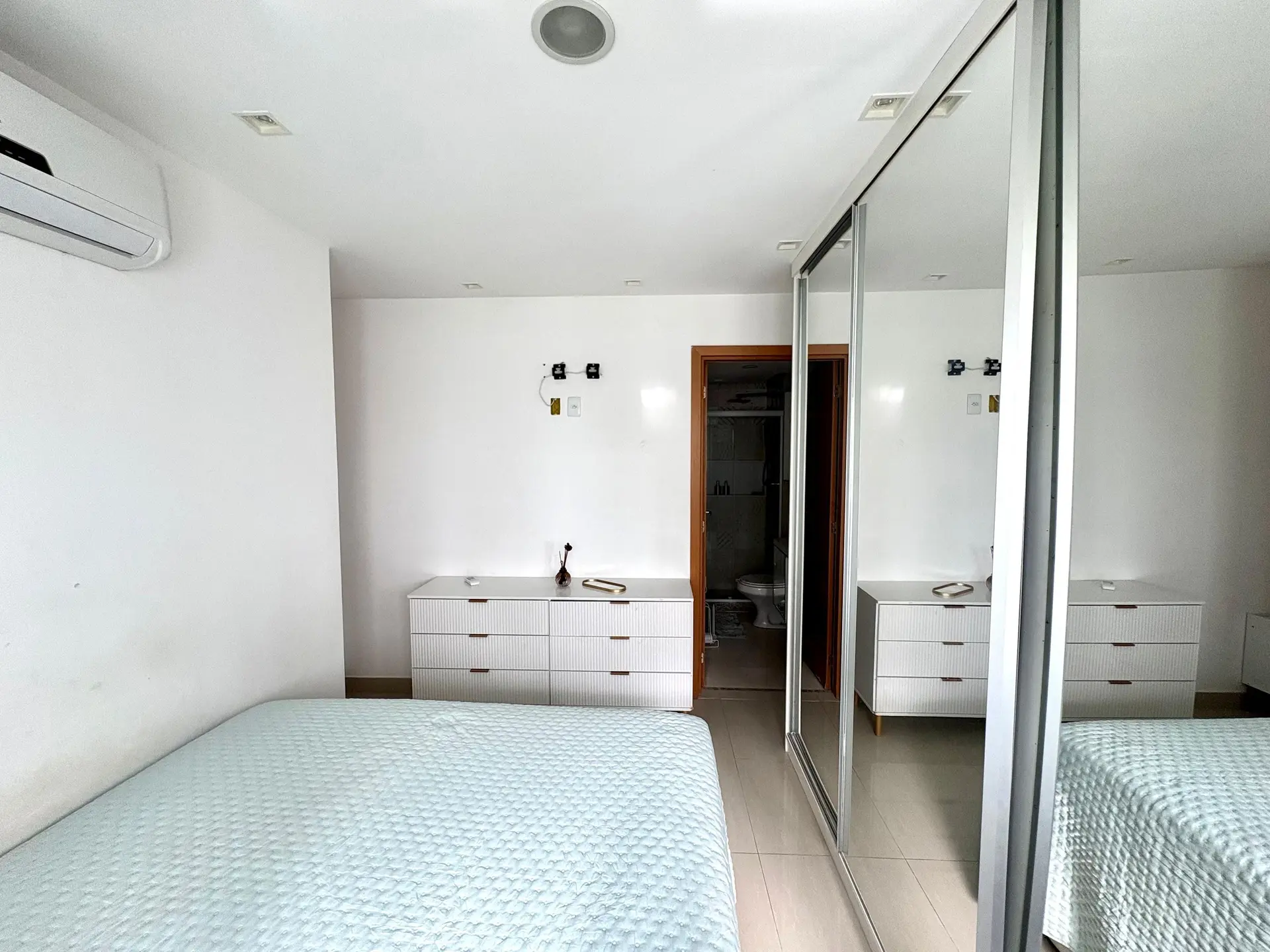 2-bedroom apartment with floor-to-ceiling windows — photo 4