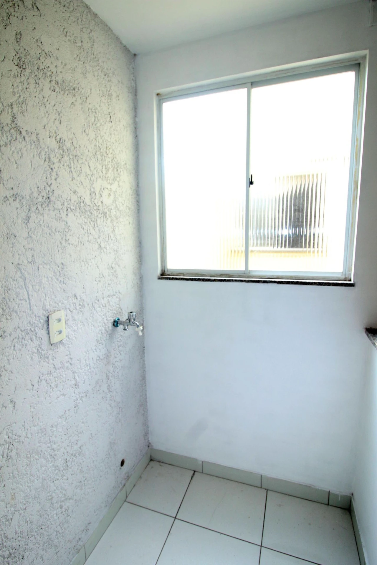 Unfurnished studio with 1 bedroom and 1 total bathroom — photo 12