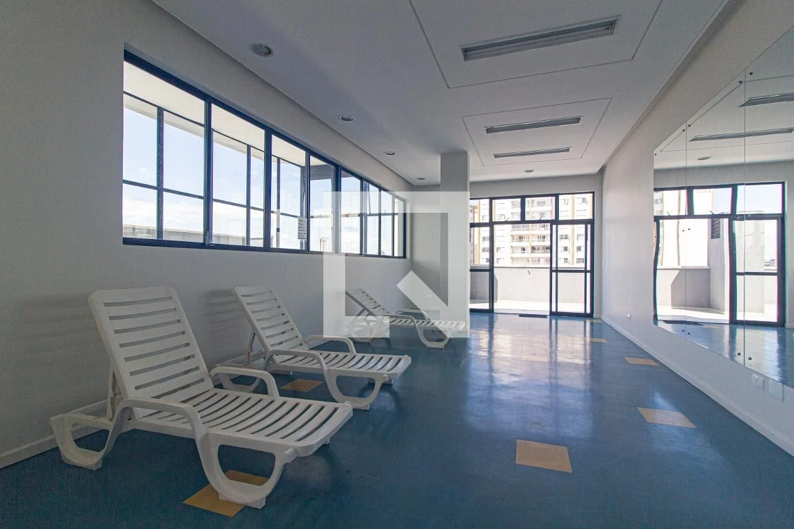 One-bedroom apartment in a building with a gym — photo 4