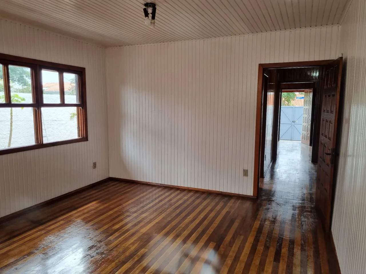 3-bedroom house with wood or laminate floors in Curitiba — photo 7
