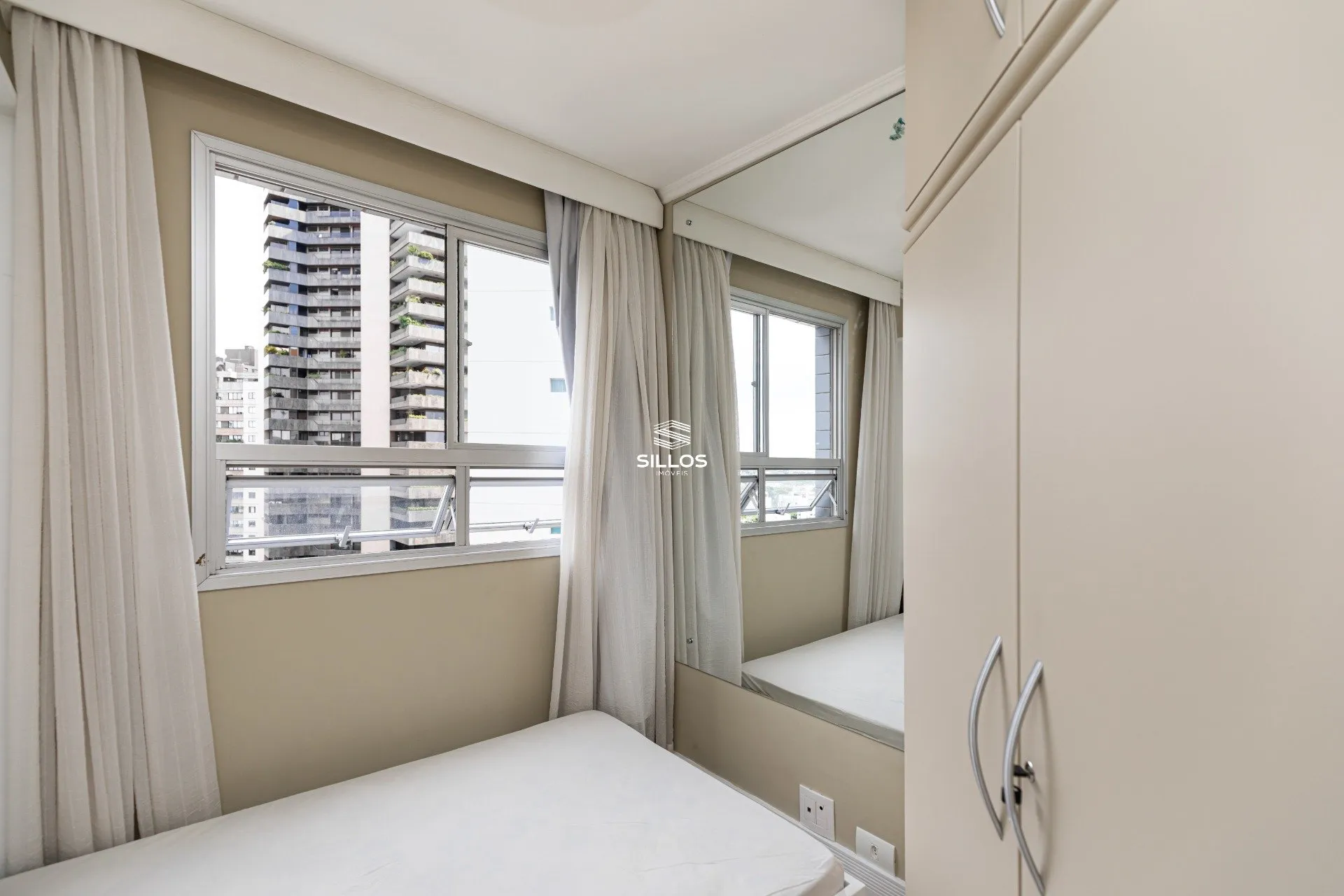 121 m² apartment with a glass-enclosed balcony and a bathtub — photo 29