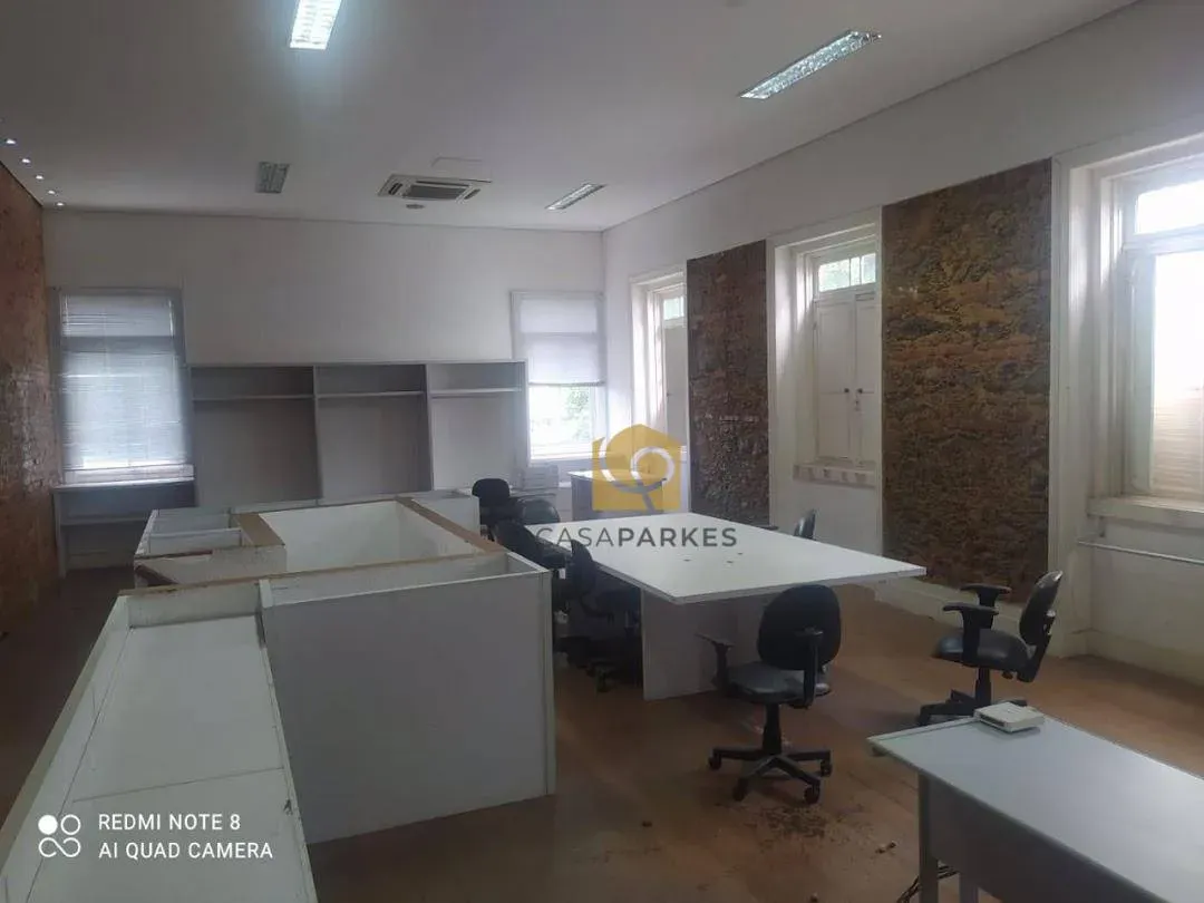 Casa com 2 dormitórios e piso de madeira na sala — photo 20