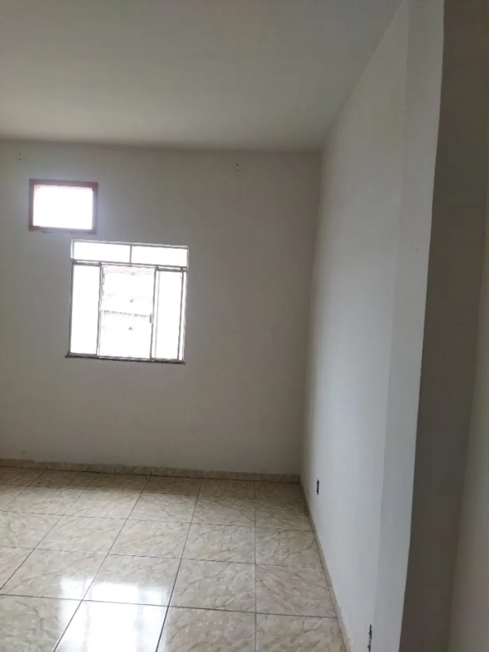 House with 2 bedrooms and a glass shower enclosure