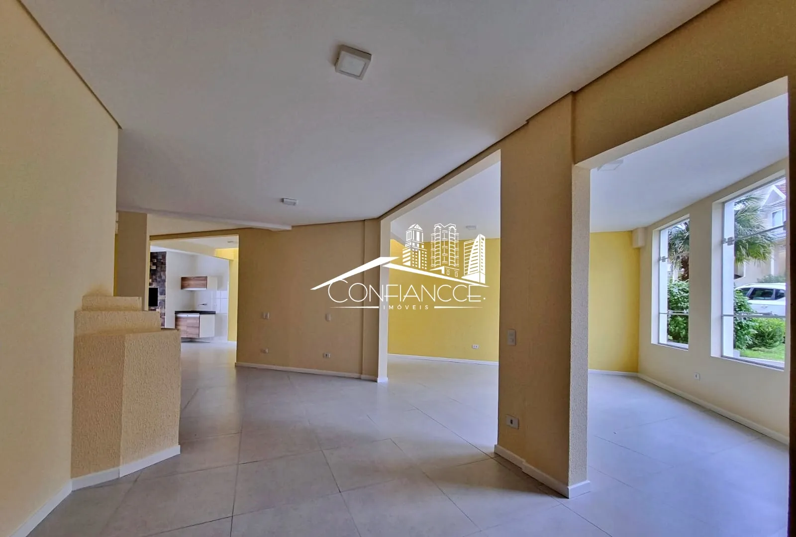 Bathtub in a 3-bedroom house, 350 m² — photo 30