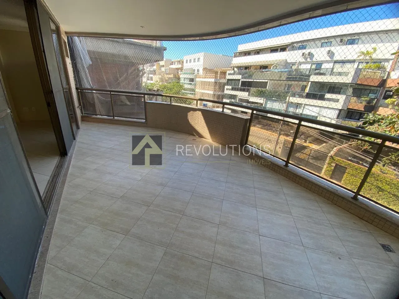 Apartamento de 3 quartos e 5 banheiros com varanda — photo 2