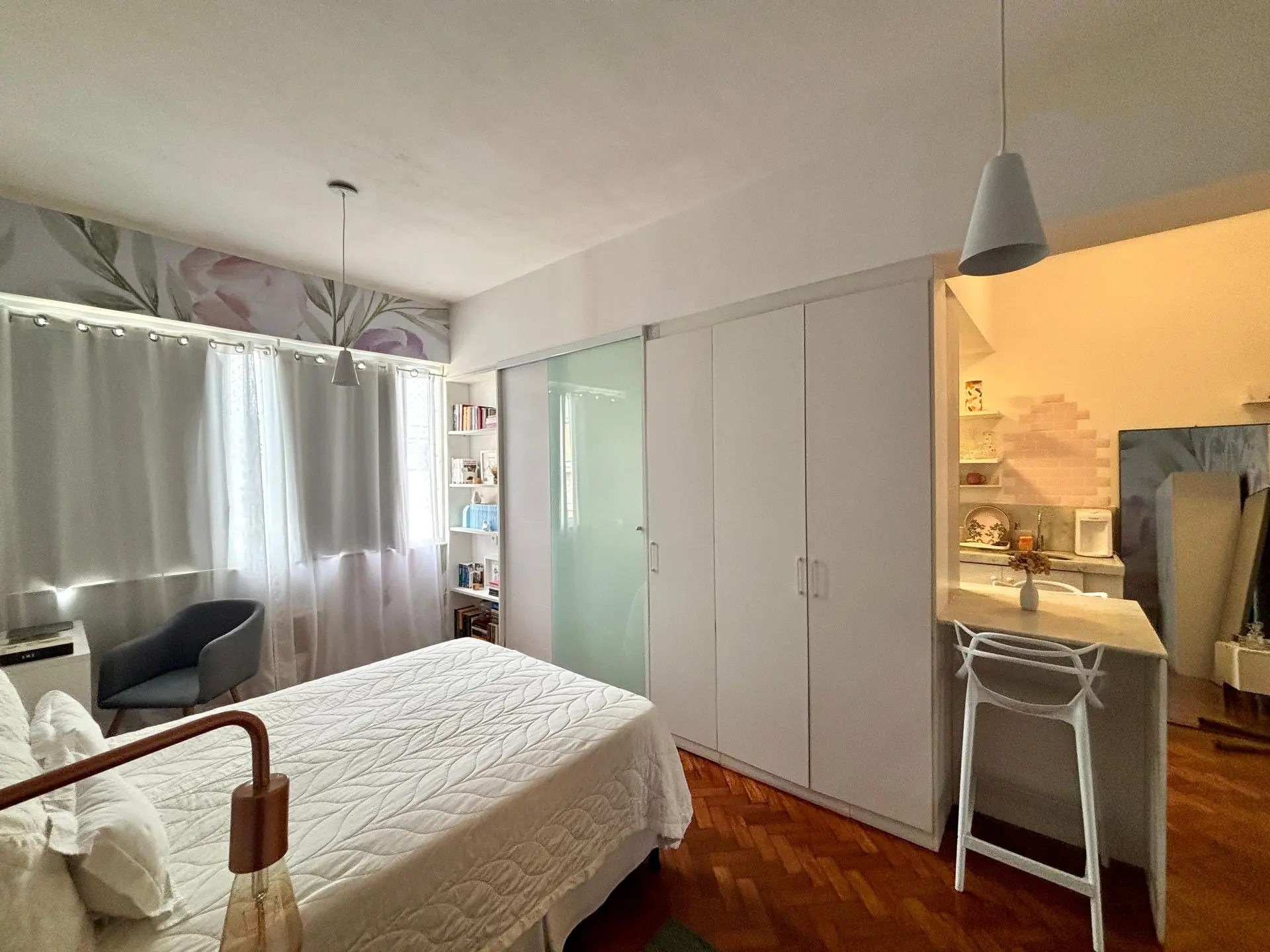 Furnished 1-bedroom apartment with open-plan gas kitchen — photo 5