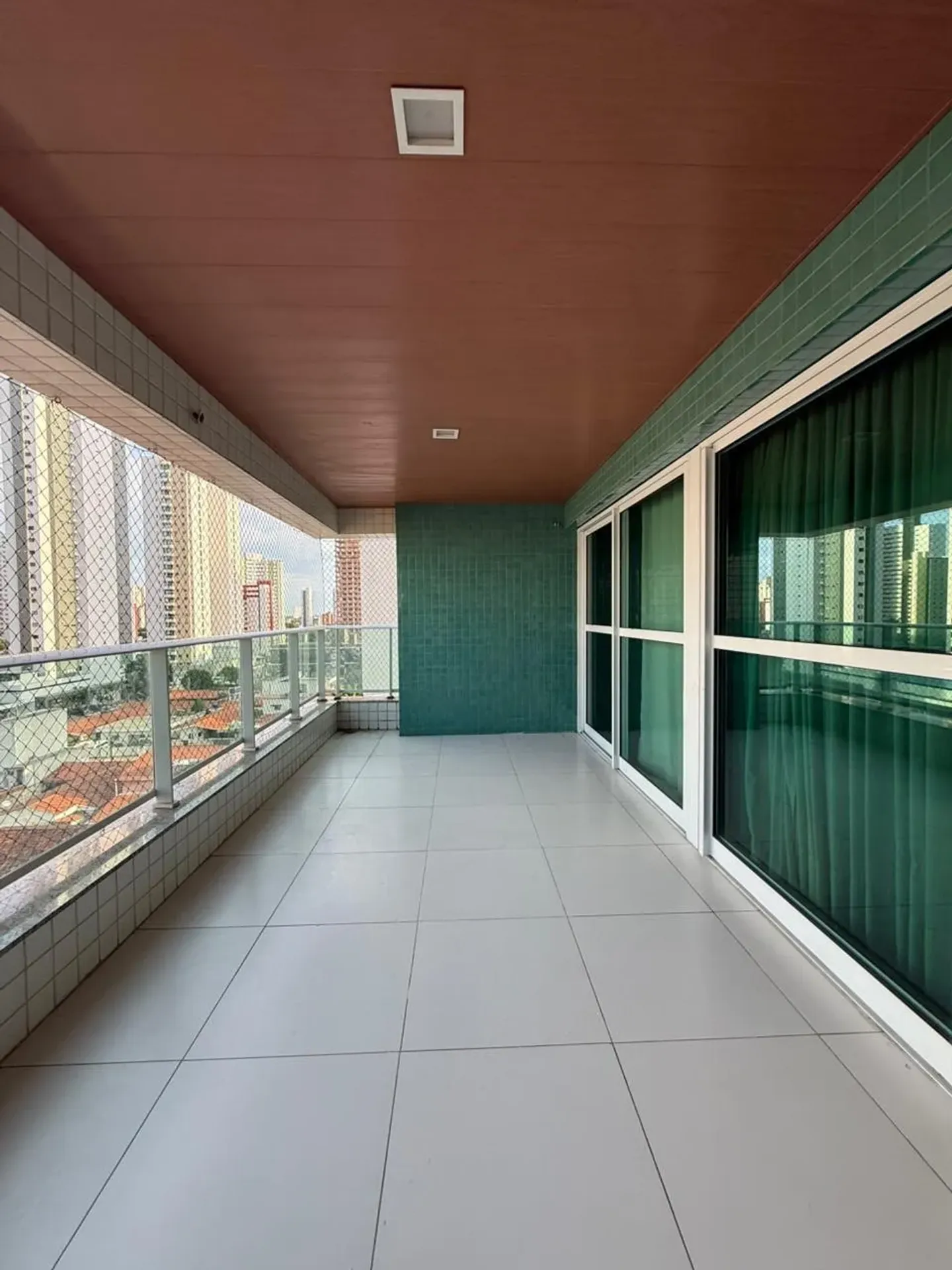 4-bedroom apartment with a glass-enclosed balcony — photo 13