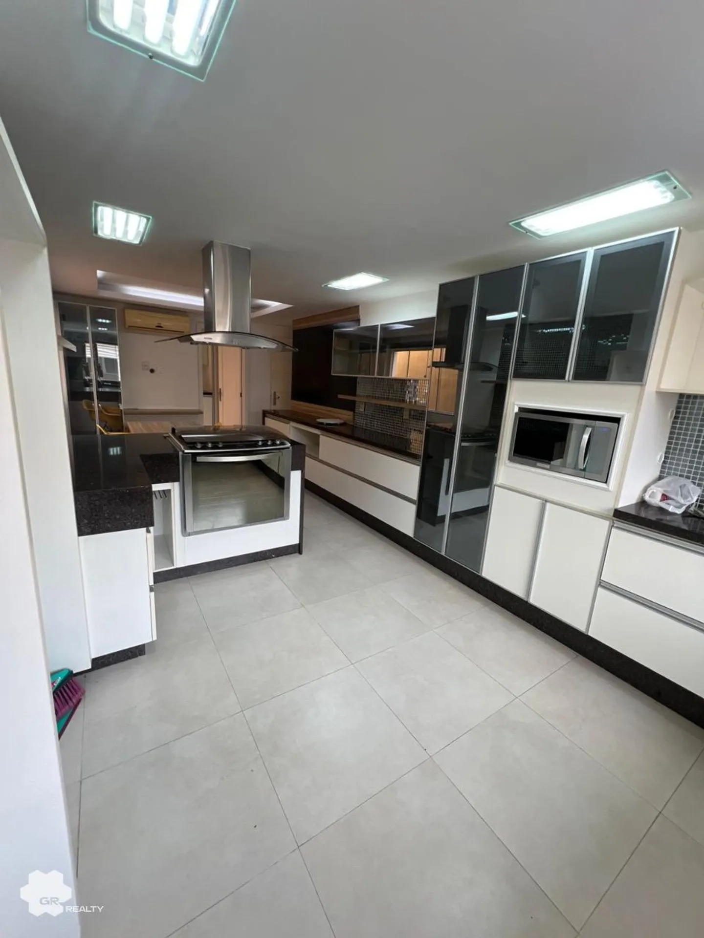 House with 6 en-suite bedrooms and 468 m² of space — photo 38