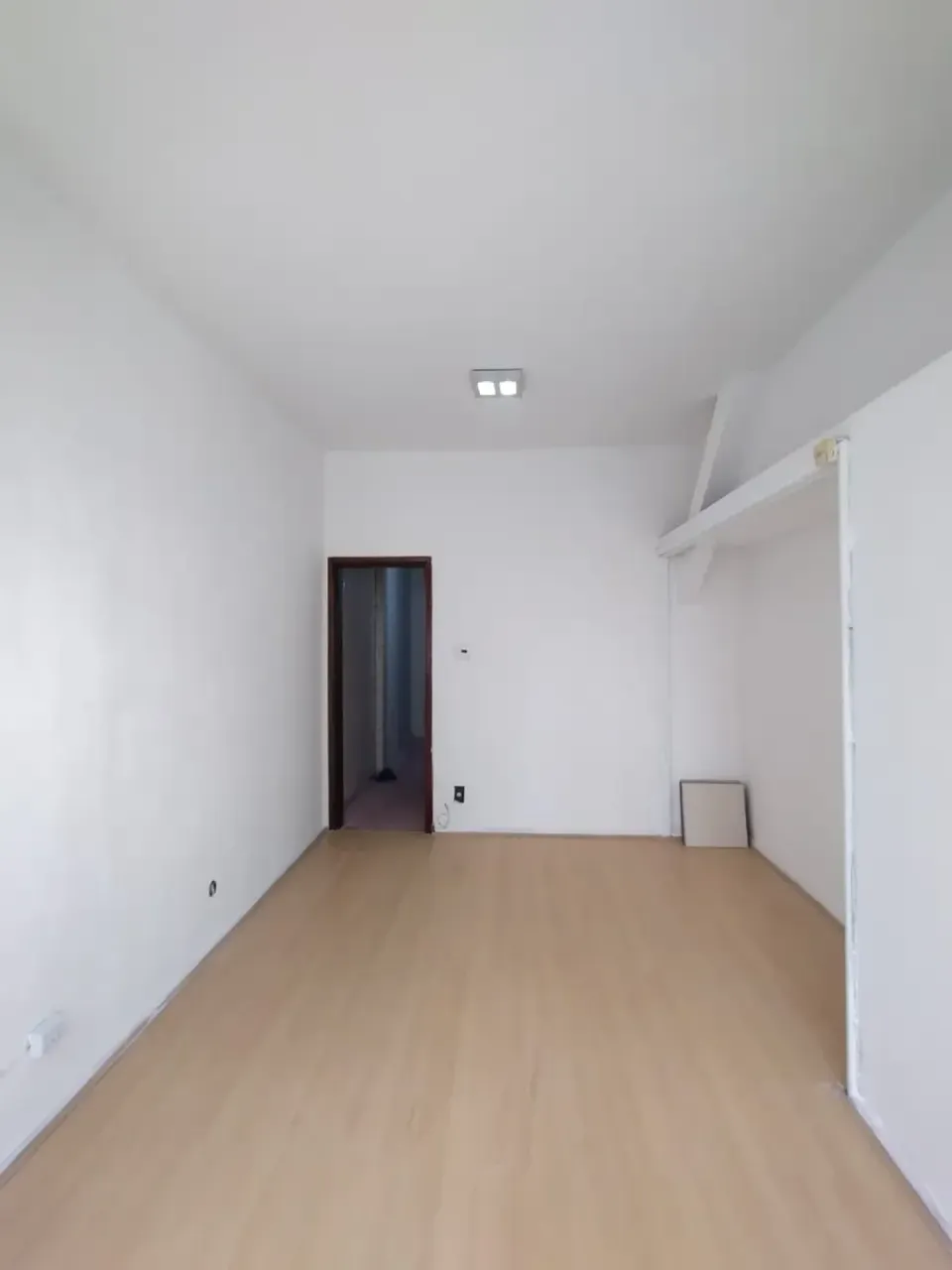 Unfurnished studio with 1 bedroom and wood floors — photo 9