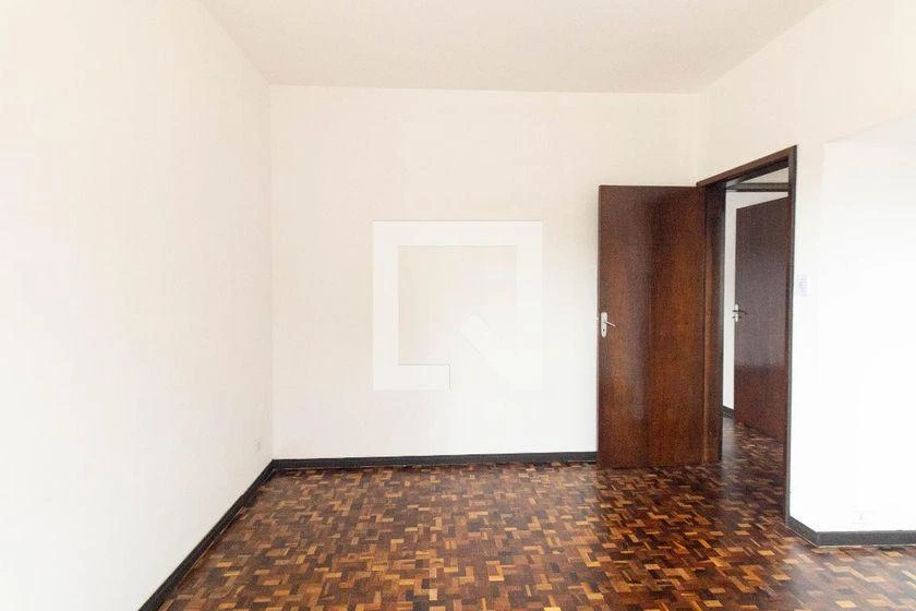 3-bedroom house with wood or laminate floors in Curitiba — photo 15