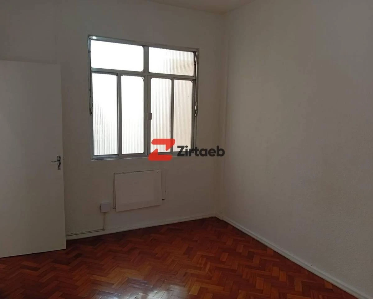 2-bedroom apartment with wood or laminate floors — photo 7
