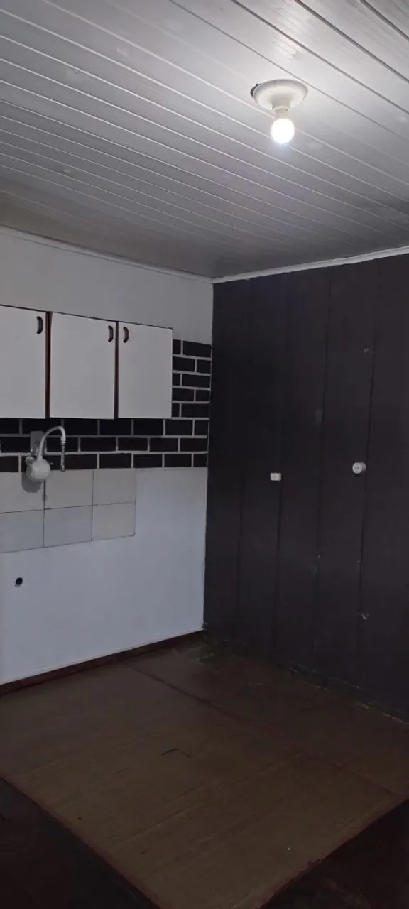 One-bedroom house with wood or laminate floors in Curitiba — photo 2