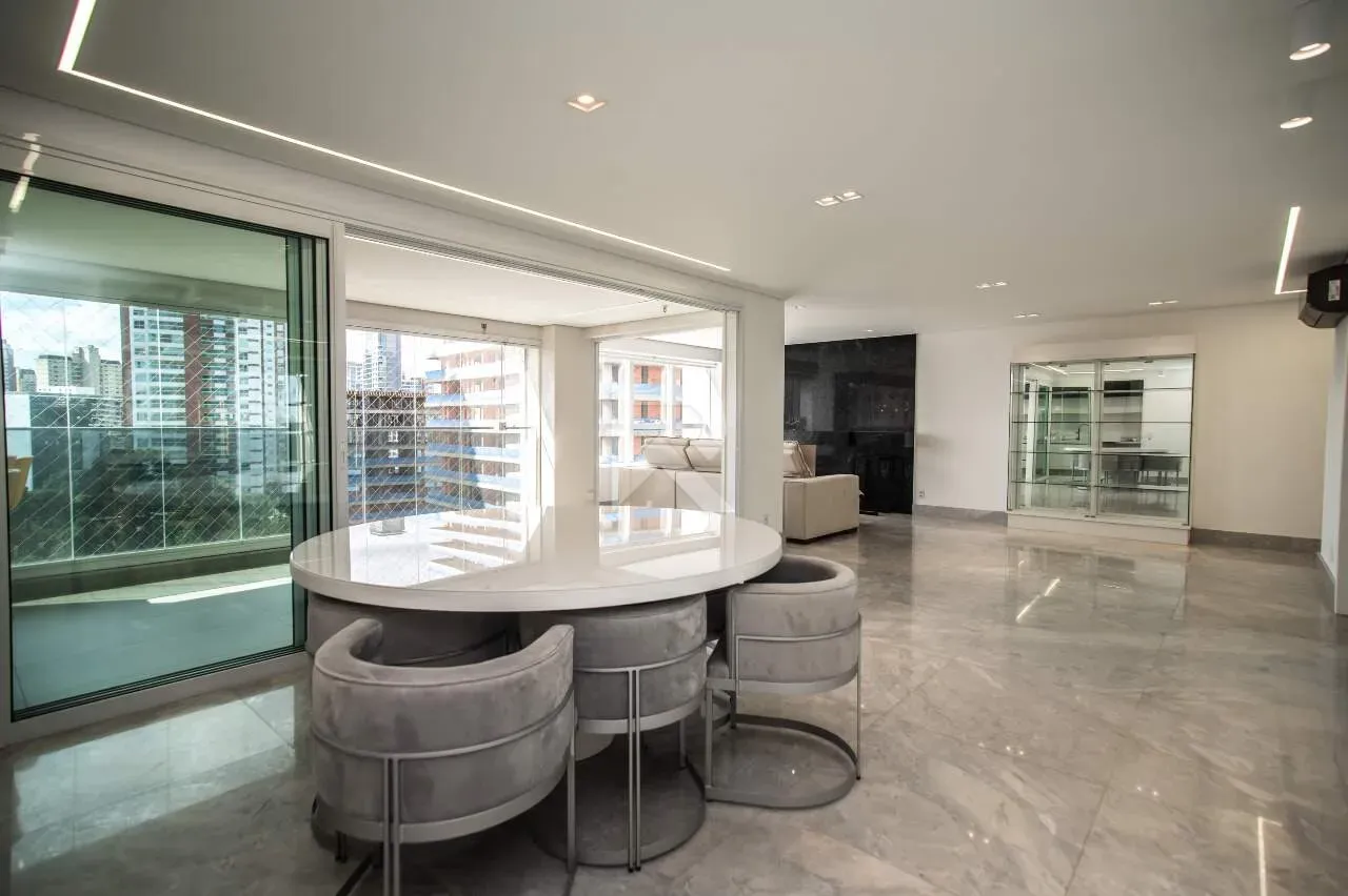 Furnished apartment with 4 en-suite rooms and glazed balcony — photo 6
