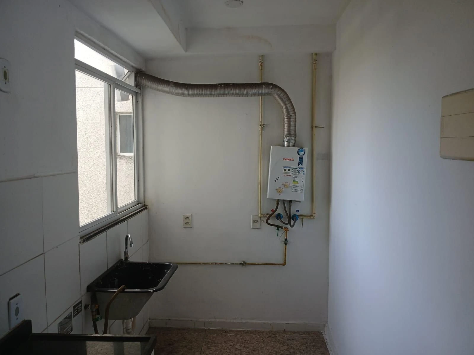 Apartamento sem mobília com box de vidro no banheiro — photo 9