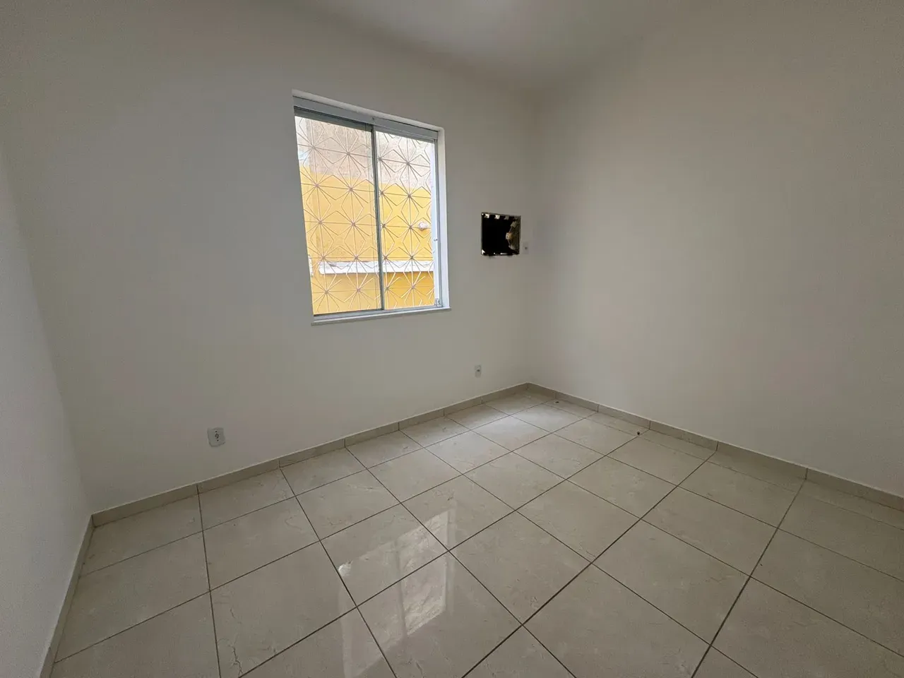 Unfurnished apartment with a closed-off kitchen — photo 3