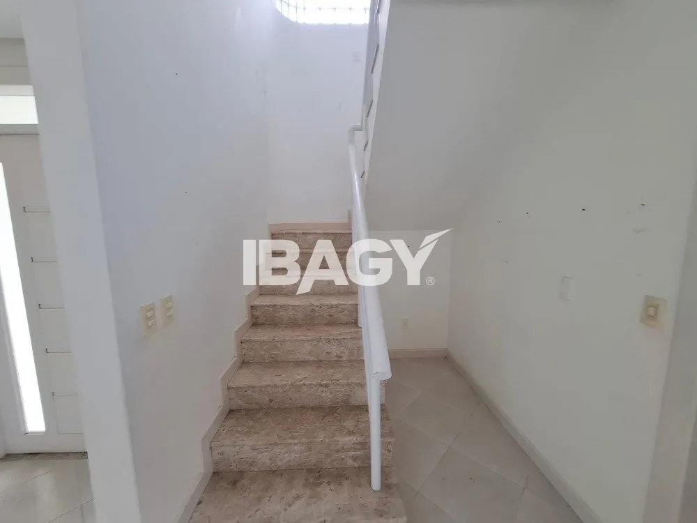 4-bedroom house with 3 suites and 400 m² total area — photo 16