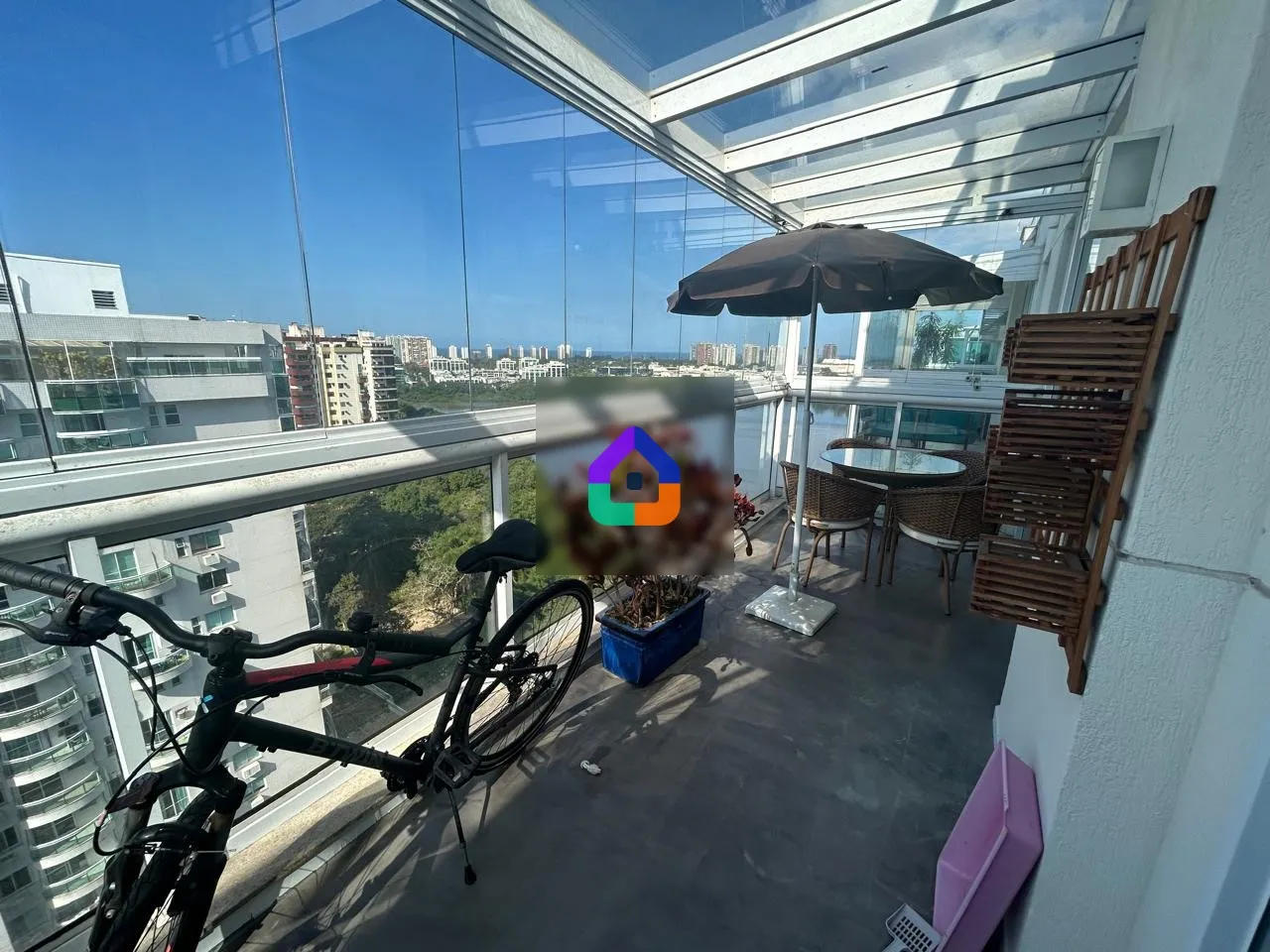 Apartamento com 4 quartos e varanda fechada de vidro — photo 15