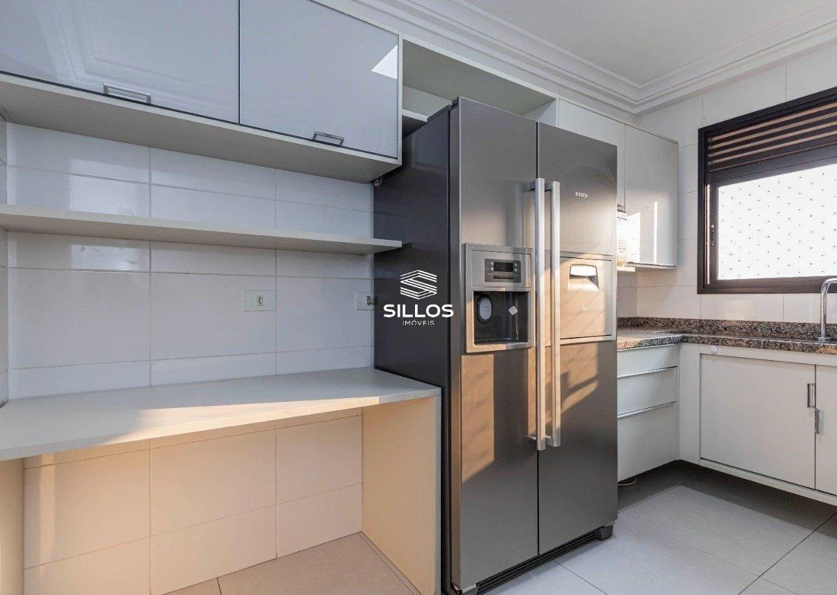 124 m² apartment with a bathtub and a walk-in closet — photo 9