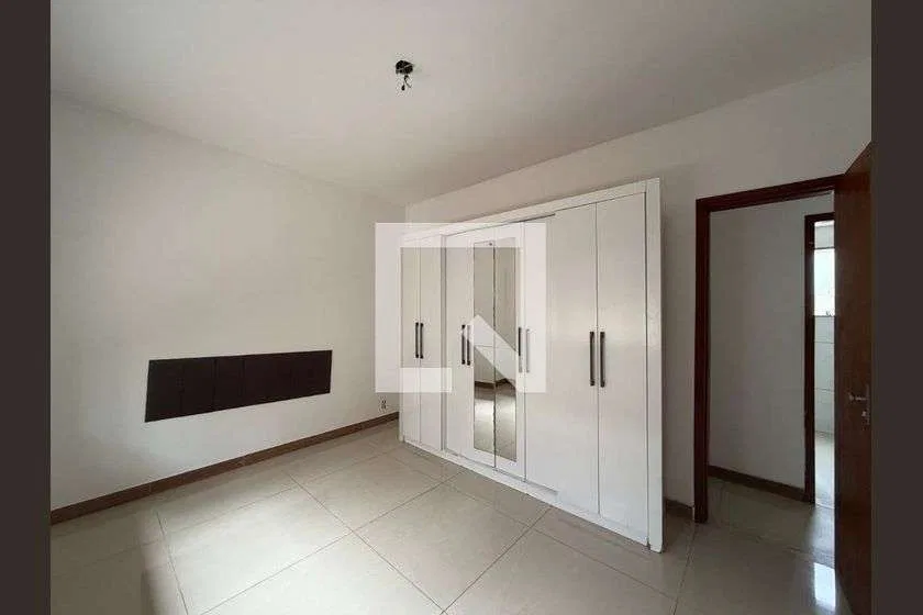 Balcony with a grill in a one-bedroom house, 75 m² — photo 15
