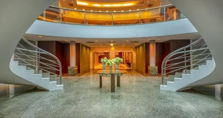 Furnished 1-bedroom apartment with enclosed balcony — photo 25