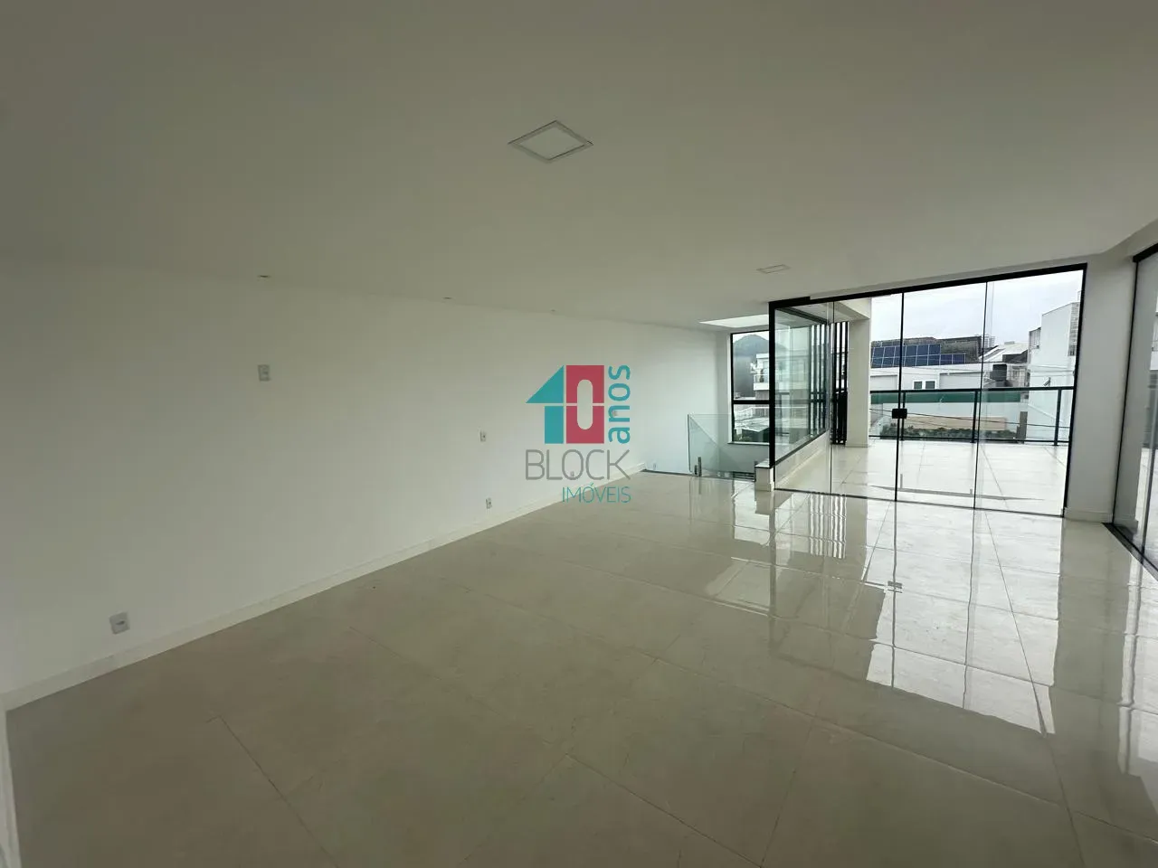 Condominium house with 5 en-suites and open-plan kitchen — photo 5