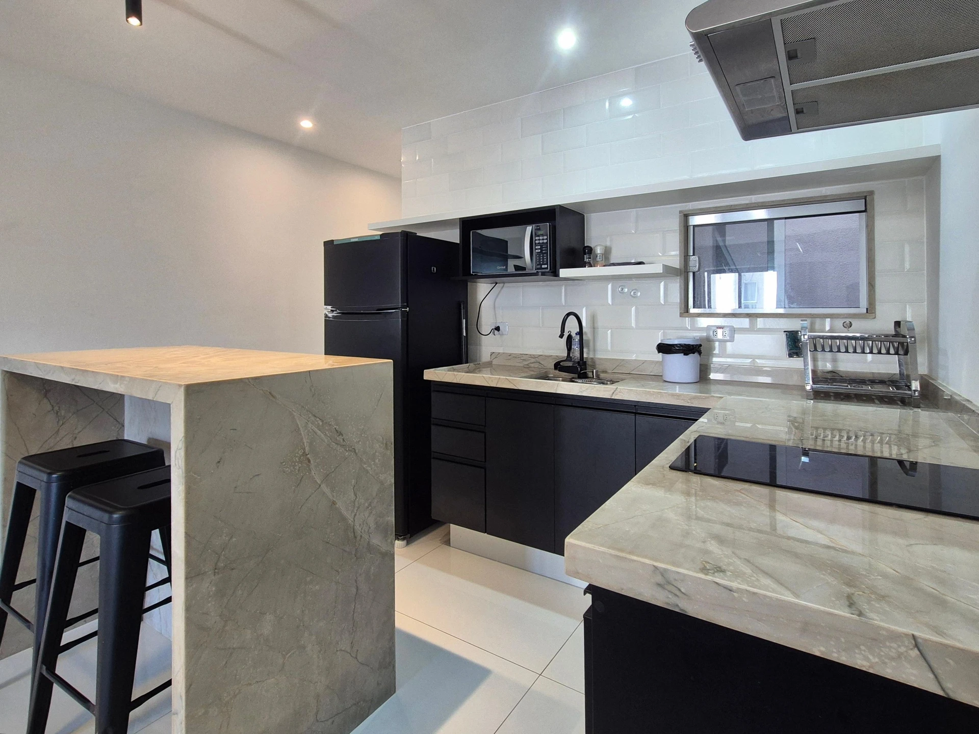 Kitnet mobiliada com cozinha americana e banheiro suíte — photo 12