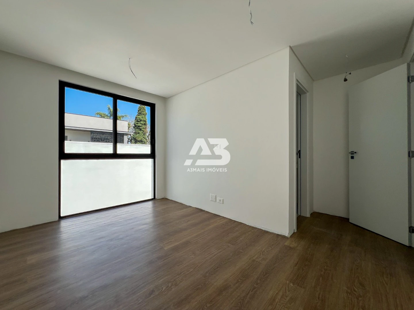 Floor-to-ceiling windows in a 3-bedroom house, 144 m² — photo 2