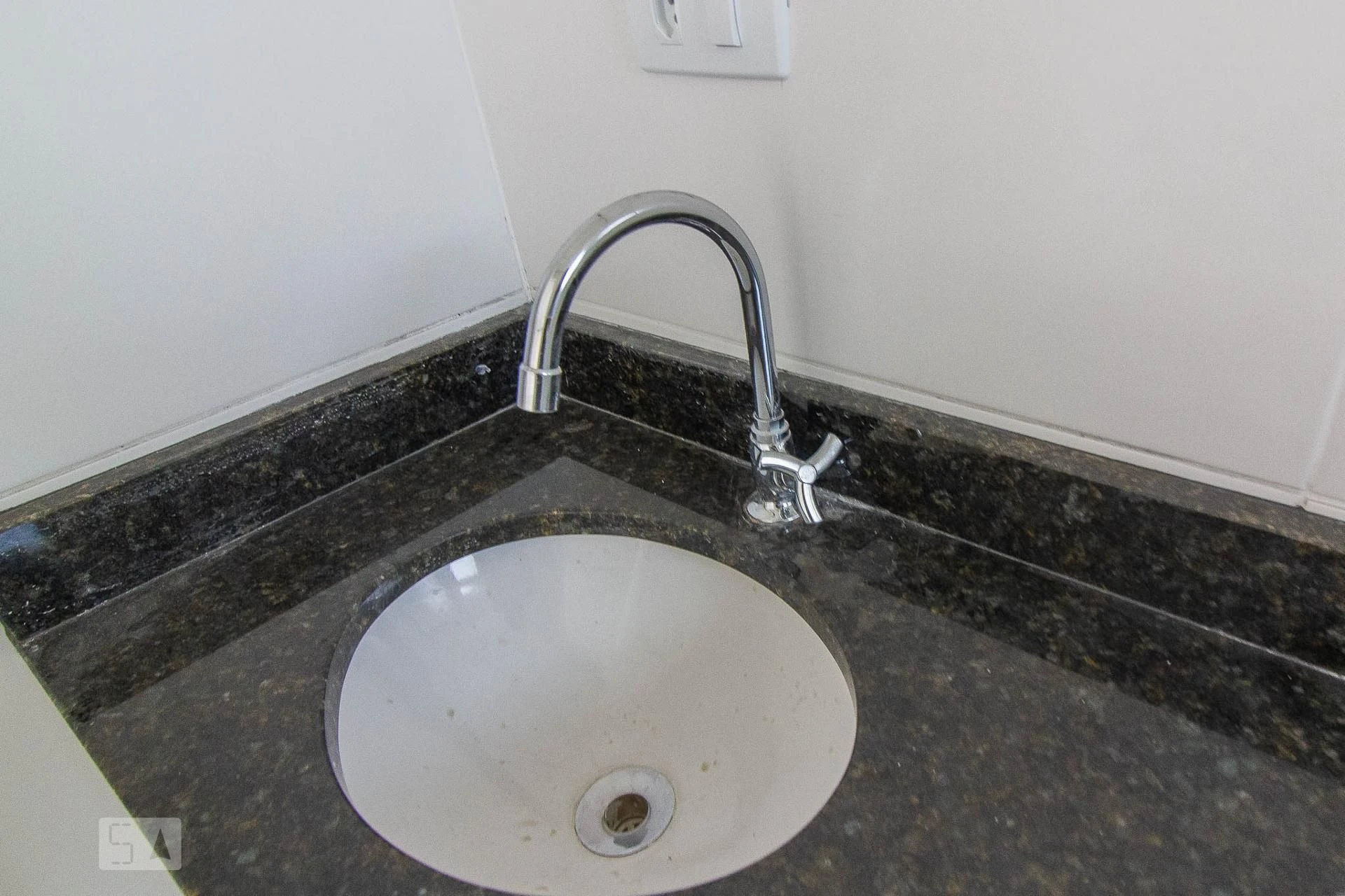 Unfurnished studio with 1 bedroom and a balcony — photo 11