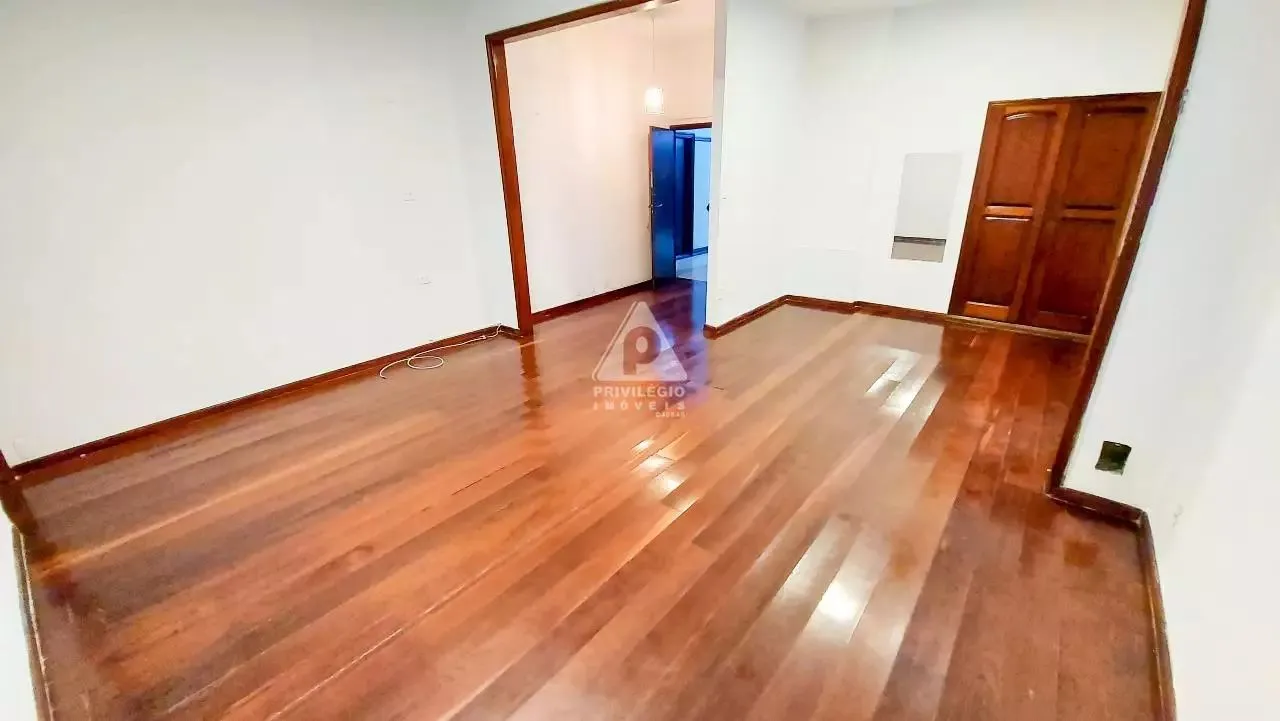 2-bedroom apartment with a walk-in closet