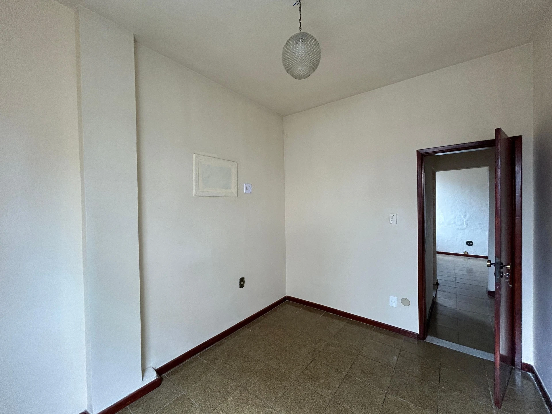 Unfurnished 1-bedroom apartment with 1 parking space