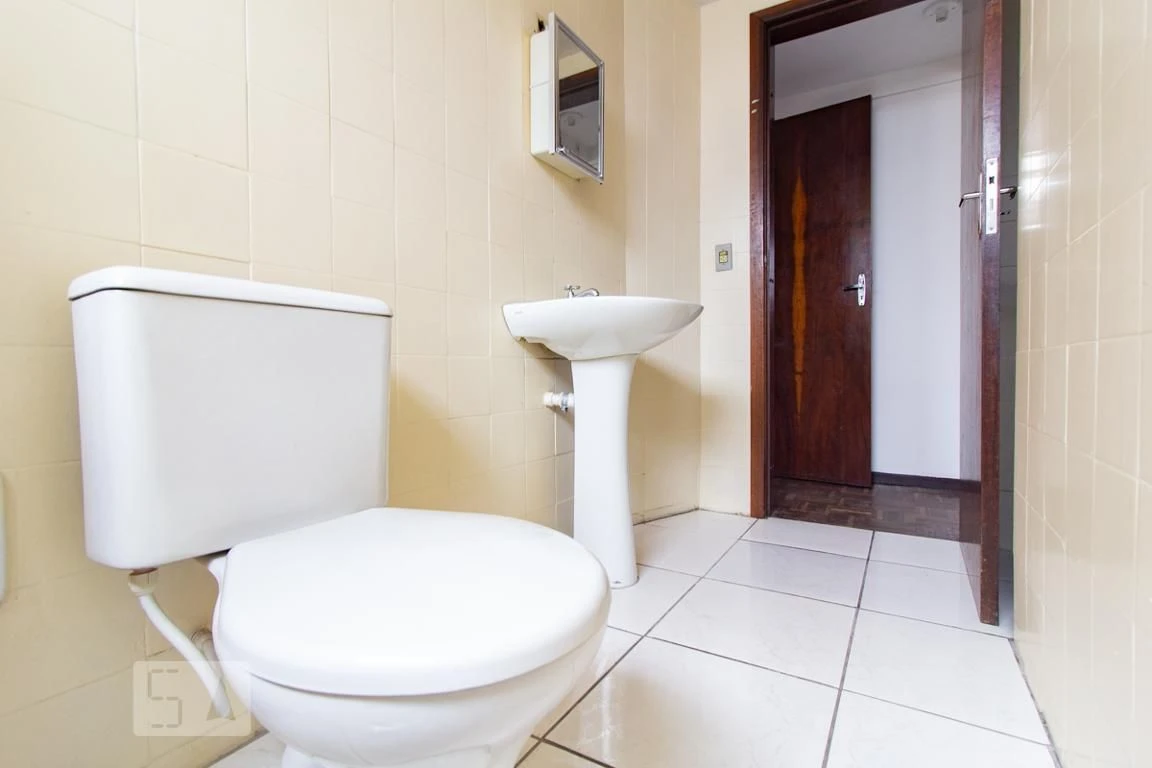 2-bedroom apartment with wood or laminate floors in Curitiba — photo 10