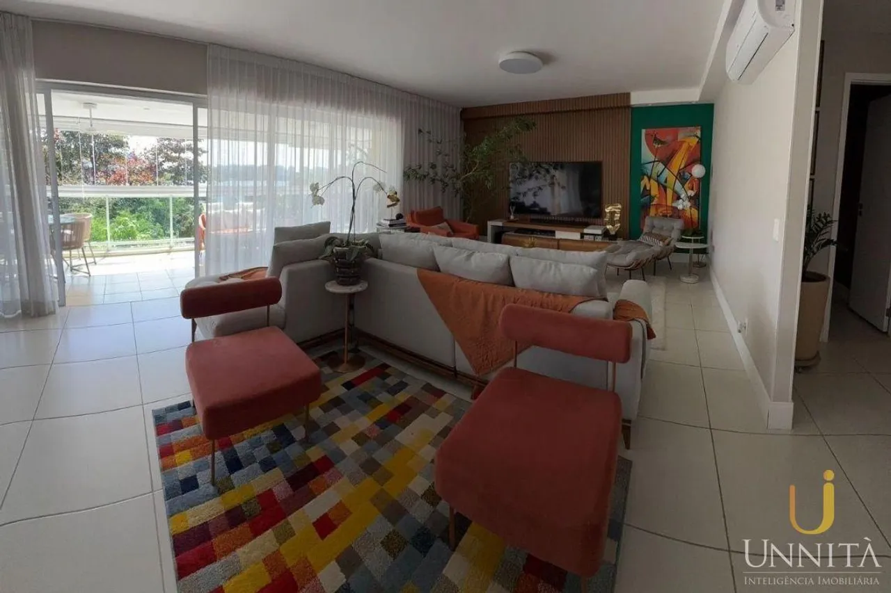 Apartamento residencial con balcón acristalado y vistas — photo 6